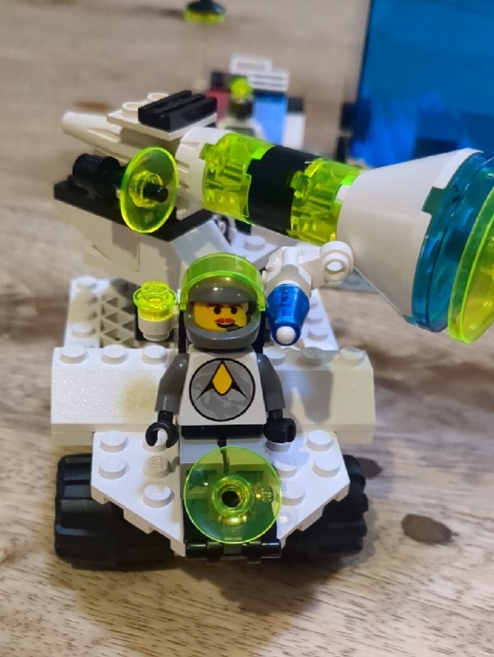 Lego 6958-1 Android Base - 3 Minifigs - All Pieces - Picture 2 of 14